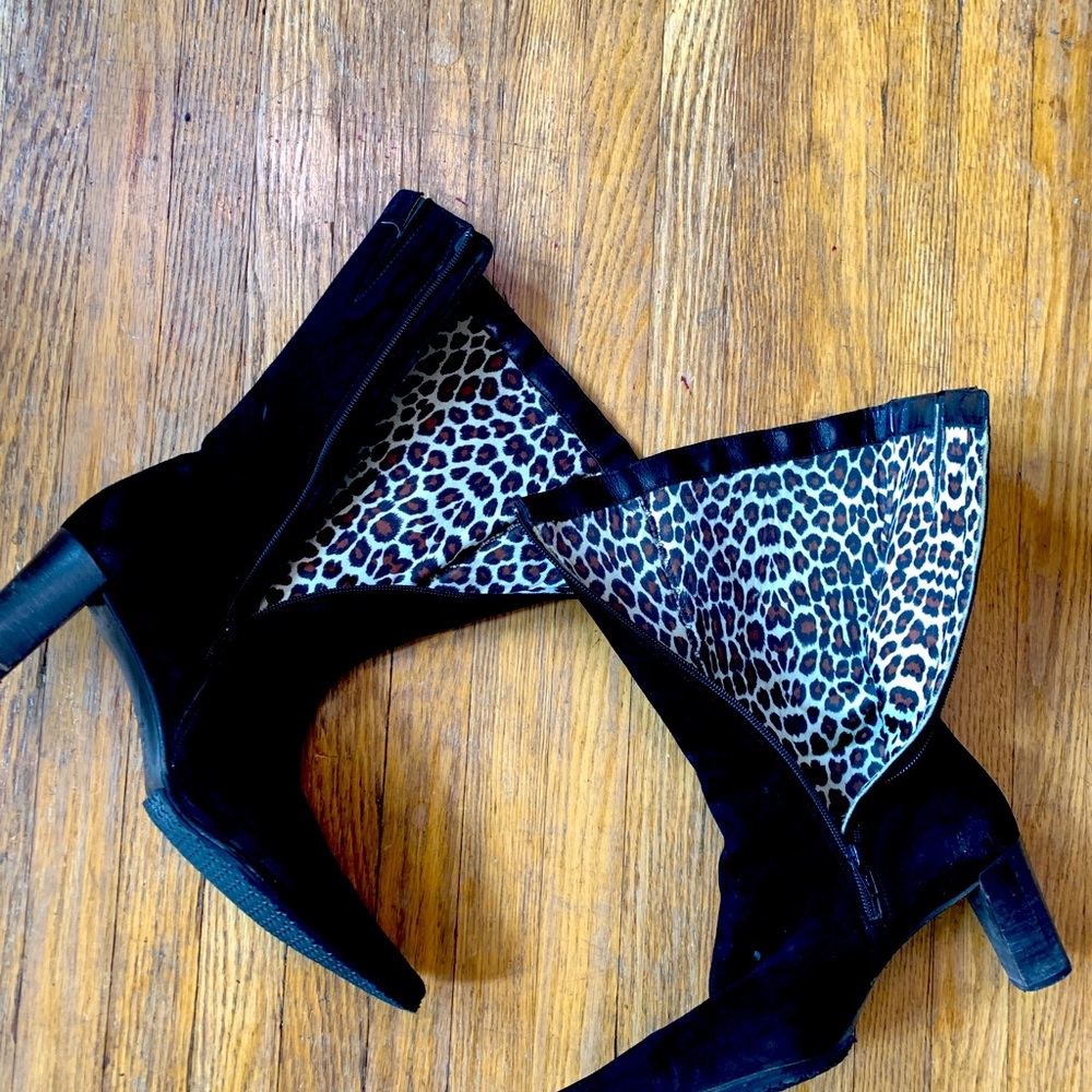 BEAUTIFUL Vintage Black Suede Svelte Pointed Toe Boots🖤 Excellent condition🖤